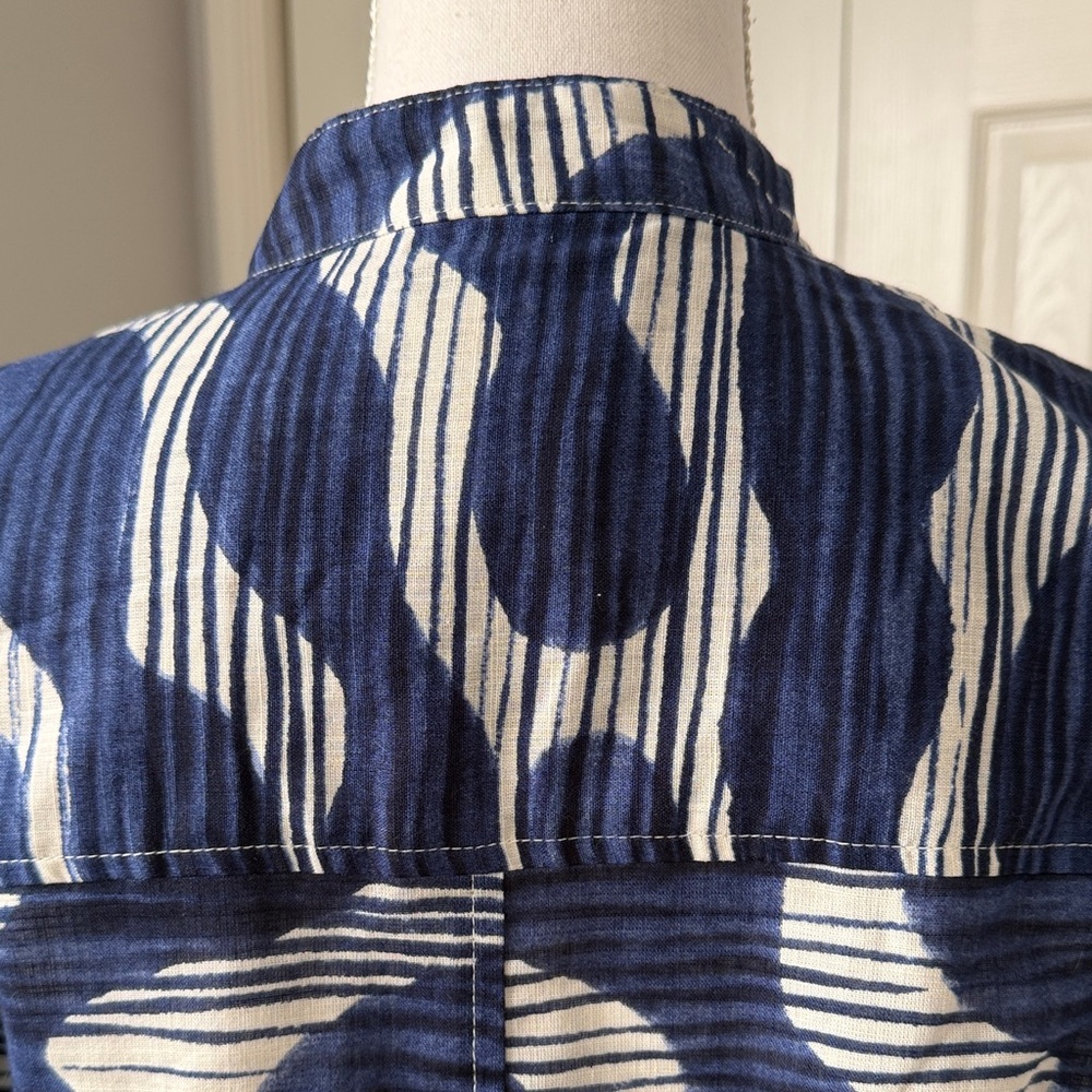 Banana Republic Blue & White Design Adorable Button-Up Top - Boxy & Fun XS ❤️ - Picture 4 of 8